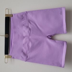 ALO YOGA SEAMLESS RIBBED SHORT. Size S.